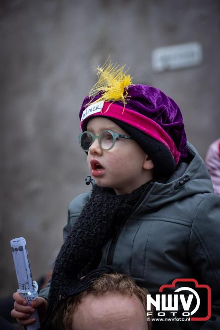Grote drukte rond de haven in Elburg: Sinterklaas warm onthaald door talloze kinderen. - © NWVFoto.nl