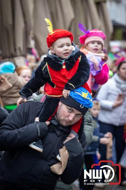 Grote drukte rond de haven in Elburg: Sinterklaas warm onthaald door talloze kinderen. - © NWVFoto.nl
