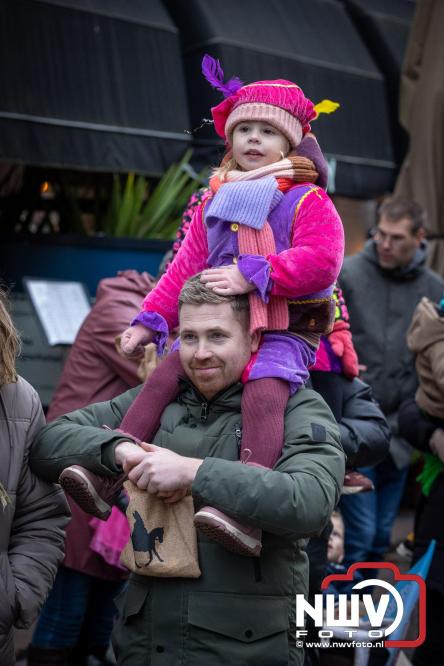 Grote drukte rond de haven in Elburg: Sinterklaas warm onthaald door talloze kinderen. - © NWVFoto.nl