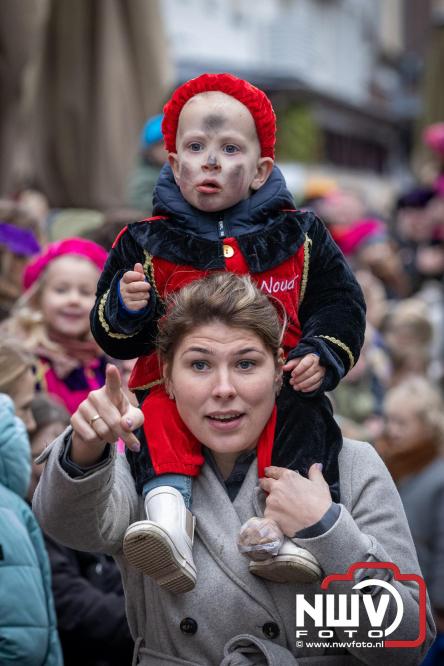 Grote drukte rond de haven in Elburg: Sinterklaas warm onthaald door talloze kinderen. - © NWVFoto.nl