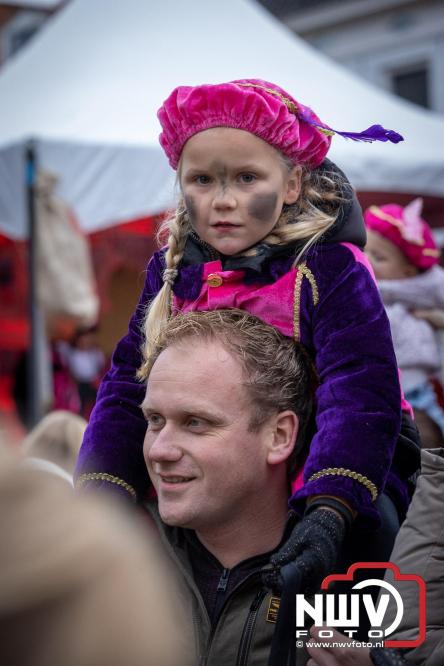 Grote drukte rond de haven in Elburg: Sinterklaas warm onthaald door talloze kinderen. - © NWVFoto.nl