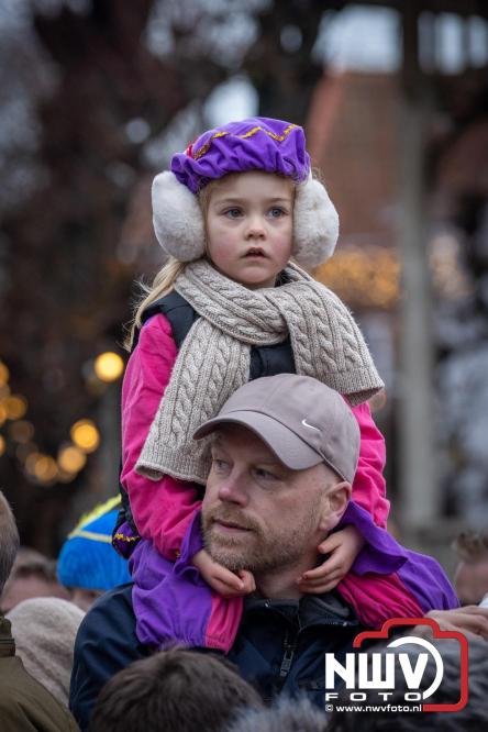 Grote drukte rond de haven in Elburg: Sinterklaas warm onthaald door talloze kinderen. - © NWVFoto.nl