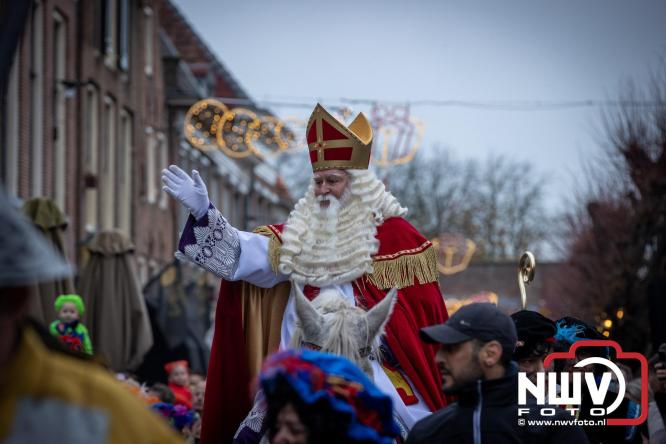 Grote drukte rond de haven in Elburg: Sinterklaas warm onthaald door talloze kinderen. - © NWVFoto.nl