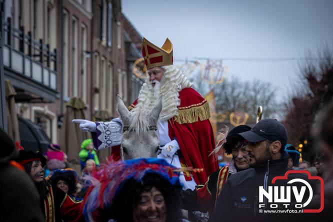 Grote drukte rond de haven in Elburg: Sinterklaas warm onthaald door talloze kinderen. - © NWVFoto.nl