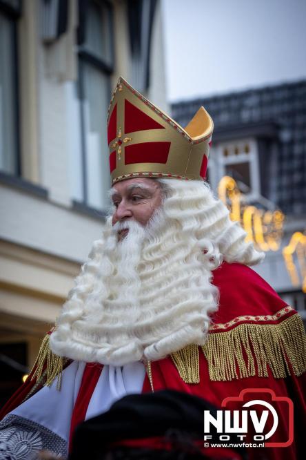 Grote drukte rond de haven in Elburg: Sinterklaas warm onthaald door talloze kinderen. - © NWVFoto.nl