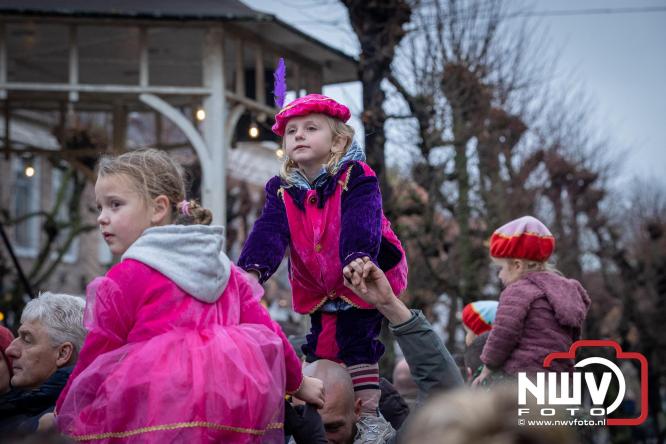 Grote drukte rond de haven in Elburg: Sinterklaas warm onthaald door talloze kinderen. - © NWVFoto.nl