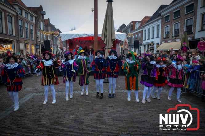Grote drukte rond de haven in Elburg: Sinterklaas warm onthaald door talloze kinderen. - © NWVFoto.nl