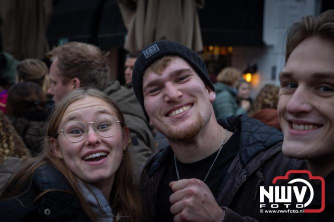 Grote drukte rond de haven in Elburg: Sinterklaas warm onthaald door talloze kinderen. - © NWVFoto.nl