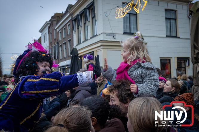 Grote drukte rond de haven in Elburg: Sinterklaas warm onthaald door talloze kinderen. - © NWVFoto.nl