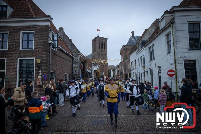 Grote drukte rond de haven in Elburg: Sinterklaas warm onthaald door talloze kinderen. - © NWVFoto.nl