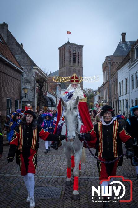 Grote drukte rond de haven in Elburg: Sinterklaas warm onthaald door talloze kinderen. - © NWVFoto.nl