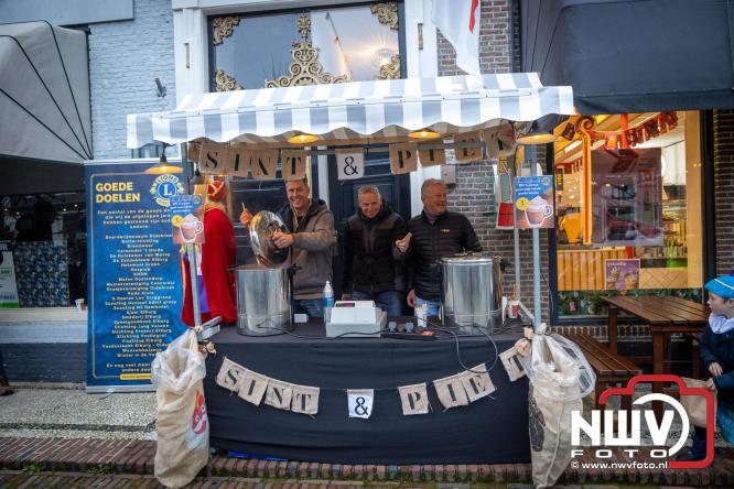 Grote drukte rond de haven in Elburg: Sinterklaas warm onthaald door talloze kinderen. - © NWVFoto.nl