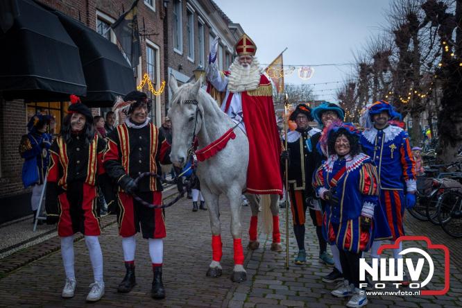 Grote drukte rond de haven in Elburg: Sinterklaas warm onthaald door talloze kinderen. - © NWVFoto.nl