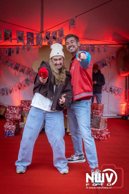 Grote drukte rond de haven in Elburg: Sinterklaas warm onthaald door talloze kinderen. - © NWVFoto.nl