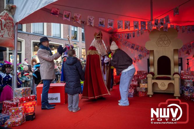 Grote drukte rond de haven in Elburg: Sinterklaas warm onthaald door talloze kinderen. - © NWVFoto.nl