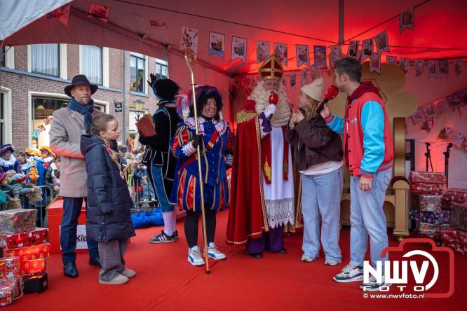 Grote drukte rond de haven in Elburg: Sinterklaas warm onthaald door talloze kinderen. - © NWVFoto.nl