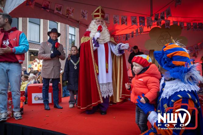 Grote drukte rond de haven in Elburg: Sinterklaas warm onthaald door talloze kinderen. - © NWVFoto.nl
