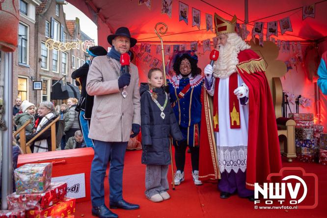 Grote drukte rond de haven in Elburg: Sinterklaas warm onthaald door talloze kinderen. - © NWVFoto.nl