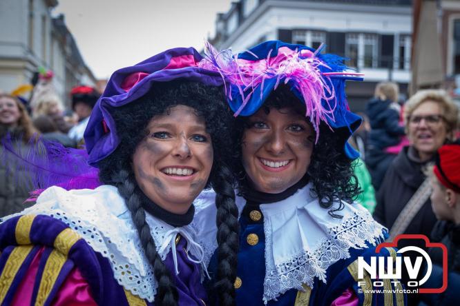 Grote drukte rond de haven in Elburg: Sinterklaas warm onthaald door talloze kinderen. - © NWVFoto.nl