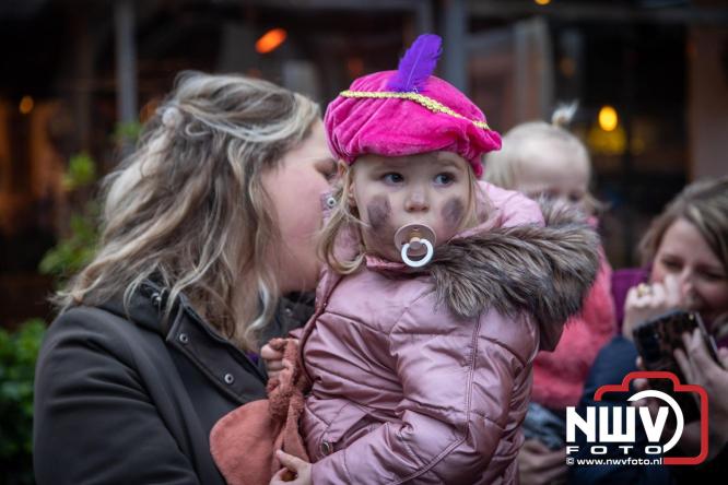Grote drukte rond de haven in Elburg: Sinterklaas warm onthaald door talloze kinderen. - © NWVFoto.nl