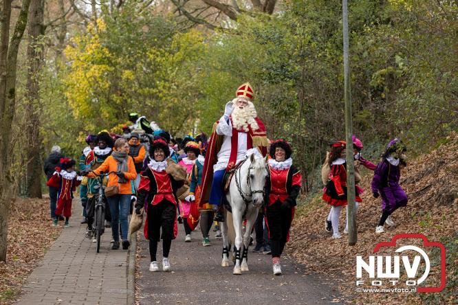 Sinterklaas feestelijk onthaald op ’t Harde, en viert feestje op Centrumplein. - © NWVFoto.nl