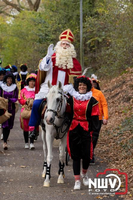 Sinterklaas feestelijk onthaald op ’t Harde, en viert feestje op Centrumplein. - © NWVFoto.nl