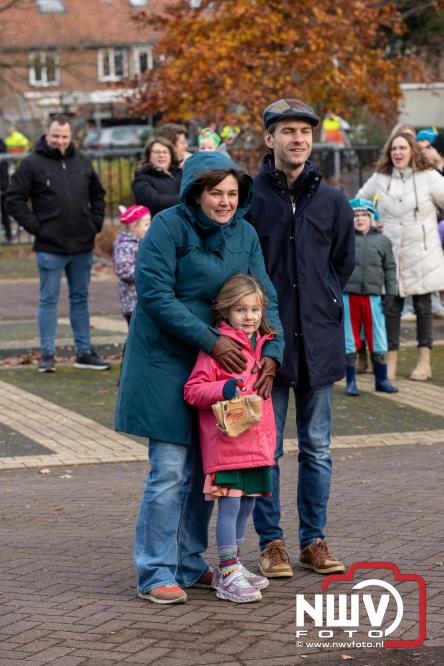 Sinterklaas feestelijk onthaald op ’t Harde, en viert feestje op Centrumplein. - © NWVFoto.nl