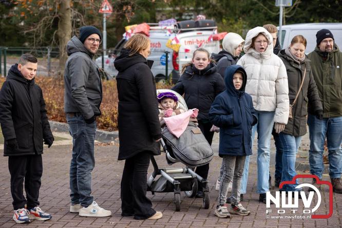 Sinterklaas feestelijk onthaald op ’t Harde, en viert feestje op Centrumplein. - © NWVFoto.nl