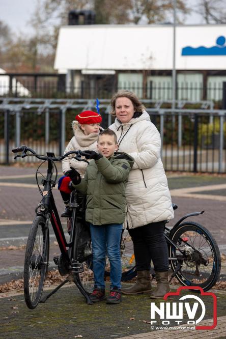 Sinterklaas feestelijk onthaald op ’t Harde, en viert feestje op Centrumplein. - © NWVFoto.nl