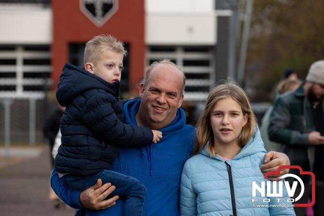 Sinterklaas feestelijk onthaald op ’t Harde, en viert feestje op Centrumplein. - © NWVFoto.nl