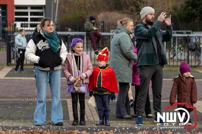 Sinterklaas feestelijk onthaald op ’t Harde, en viert feestje op Centrumplein. - © NWVFoto.nl