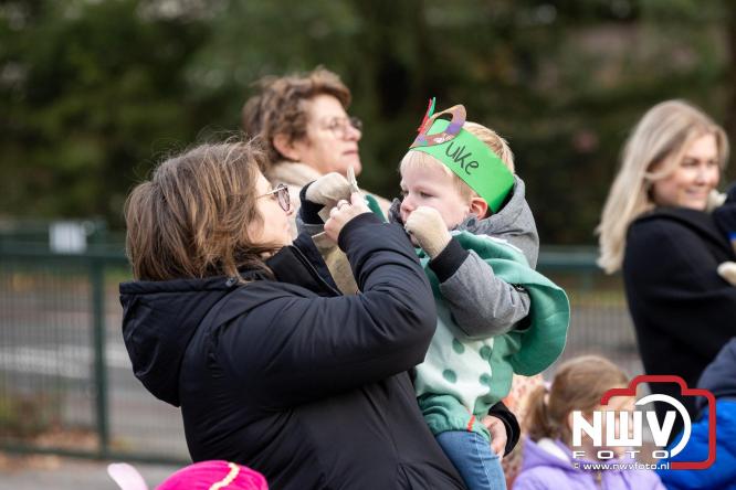 Sinterklaas feestelijk onthaald op ’t Harde, en viert feestje op Centrumplein. - © NWVFoto.nl