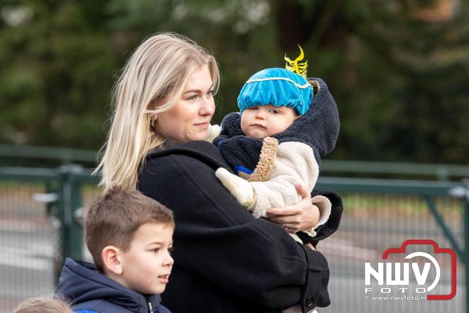 Sinterklaas feestelijk onthaald op ’t Harde, en viert feestje op Centrumplein. - © NWVFoto.nl