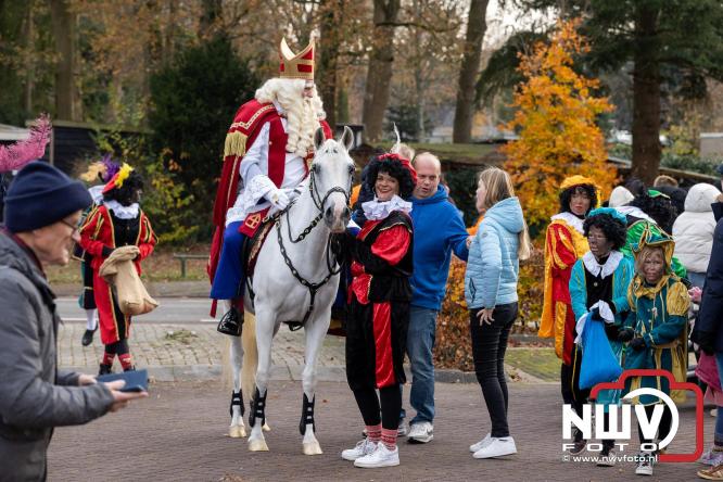 Sinterklaas feestelijk onthaald op ’t Harde, en viert feestje op Centrumplein. - © NWVFoto.nl
