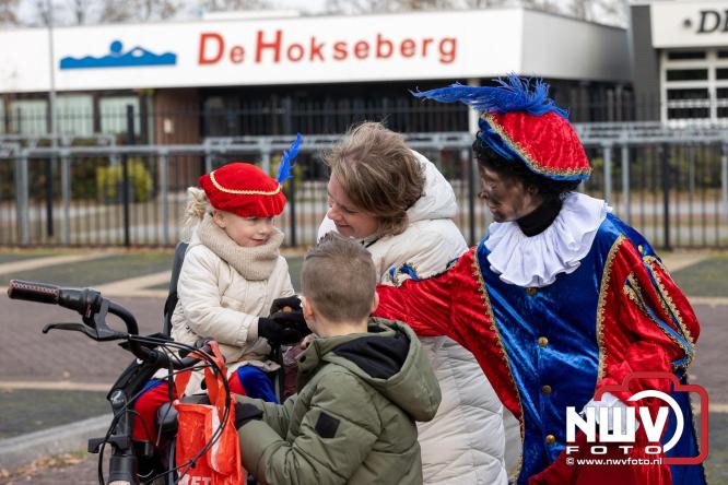 Sinterklaas feestelijk onthaald op ’t Harde, en viert feestje op Centrumplein. - © NWVFoto.nl