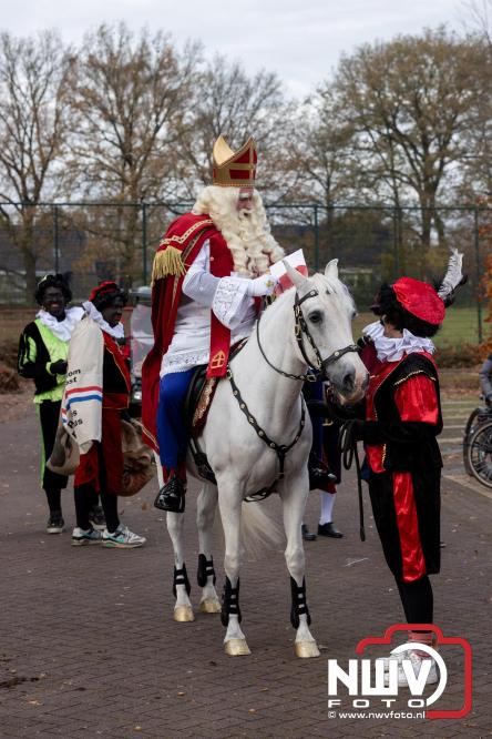 Sinterklaas feestelijk onthaald op ’t Harde, en viert feestje op Centrumplein. - © NWVFoto.nl