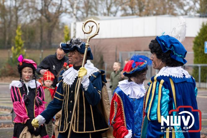 Sinterklaas feestelijk onthaald op ’t Harde, en viert feestje op Centrumplein. - © NWVFoto.nl