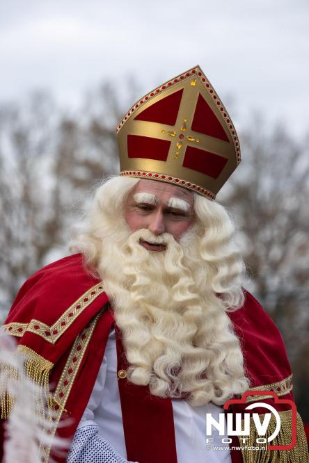 Sinterklaas feestelijk onthaald op ’t Harde, en viert feestje op Centrumplein. - © NWVFoto.nl