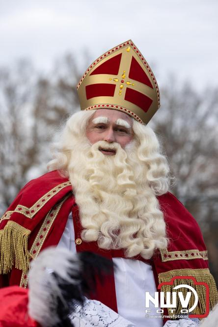 Sinterklaas feestelijk onthaald op ’t Harde, en viert feestje op Centrumplein. - © NWVFoto.nl