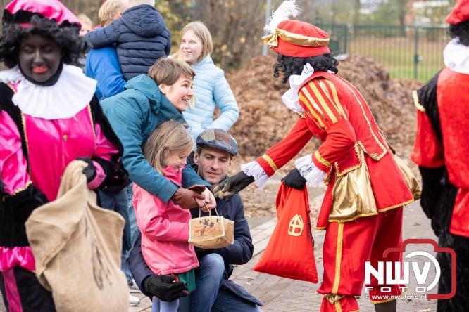 Sinterklaas feestelijk onthaald op ’t Harde, en viert feestje op Centrumplein. - © NWVFoto.nl
