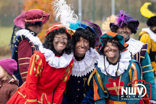 Sinterklaas feestelijk onthaald op ’t Harde, en viert feestje op Centrumplein. - © NWVFoto.nl