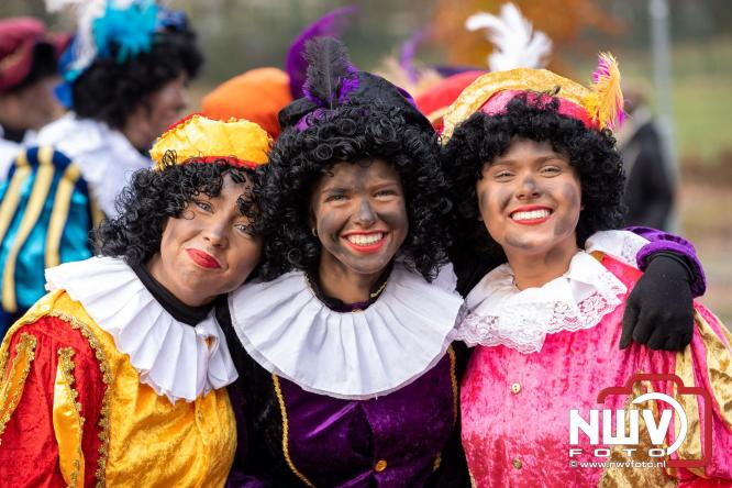 Sinterklaas feestelijk onthaald op ’t Harde, en viert feestje op Centrumplein. - © NWVFoto.nl