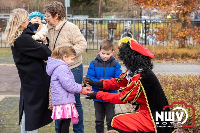 Sinterklaas feestelijk onthaald op ’t Harde, en viert feestje op Centrumplein. - © NWVFoto.nl