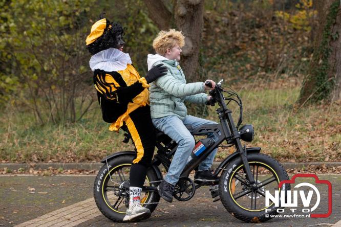 Sinterklaas feestelijk onthaald op ’t Harde, en viert feestje op Centrumplein. - © NWVFoto.nl
