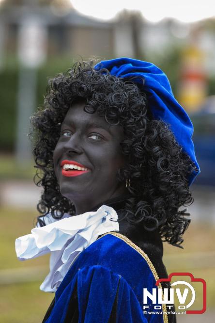 Sinterklaas feestelijk onthaald op ’t Harde, en viert feestje op Centrumplein. - © NWVFoto.nl