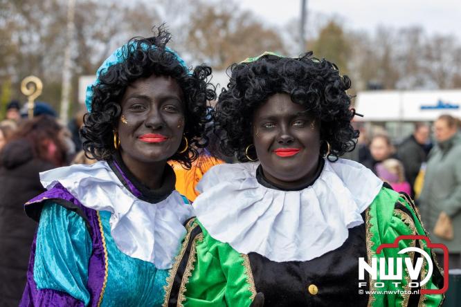 Sinterklaas feestelijk onthaald op ’t Harde, en viert feestje op Centrumplein. - © NWVFoto.nl