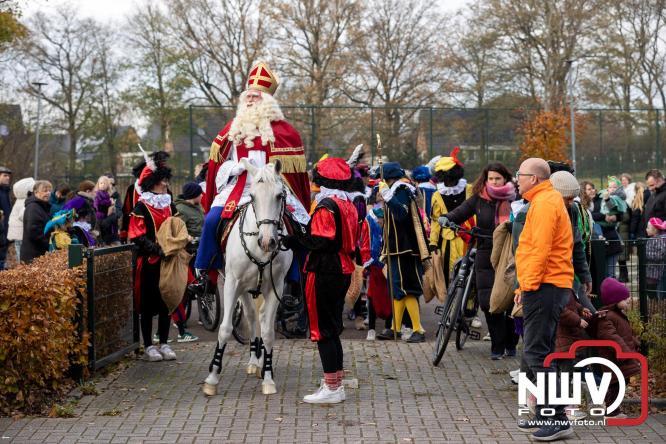 Sinterklaas feestelijk onthaald op ’t Harde, en viert feestje op Centrumplein. - © NWVFoto.nl