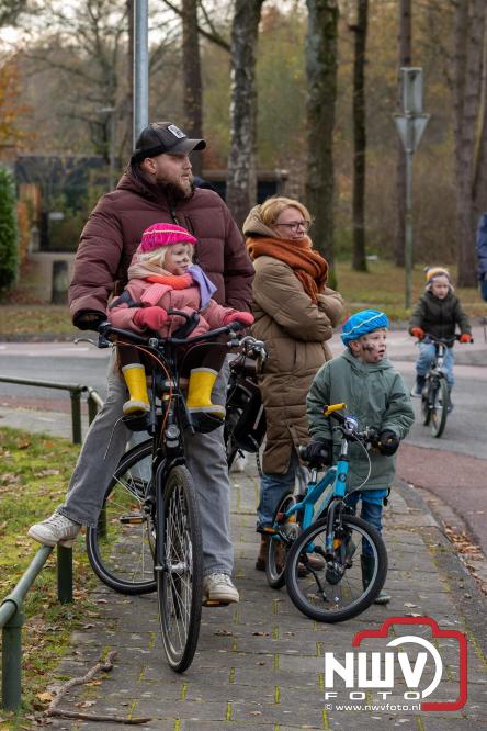 Sinterklaas feestelijk onthaald op ’t Harde, en viert feestje op Centrumplein. - © NWVFoto.nl