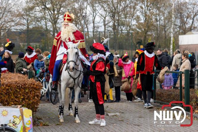 Sinterklaas feestelijk onthaald op ’t Harde, en viert feestje op Centrumplein. - © NWVFoto.nl