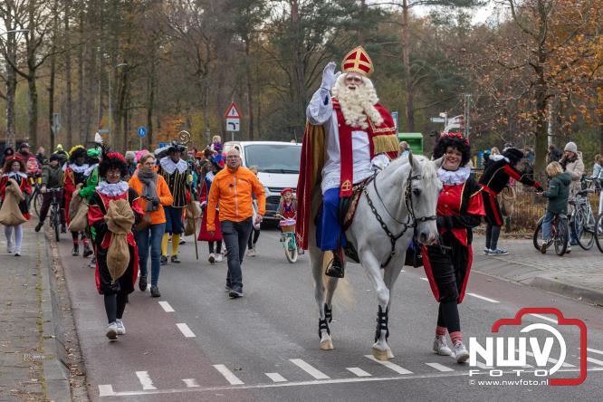 Sinterklaas feestelijk onthaald op ’t Harde, en viert feestje op Centrumplein. - © NWVFoto.nl